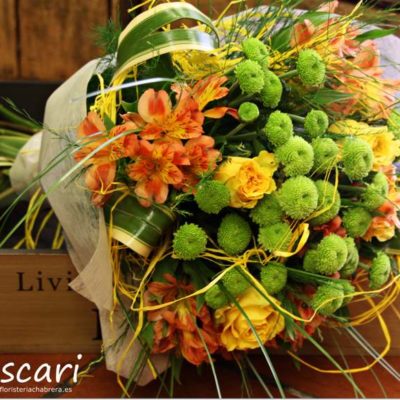 Bouquet compacto con rosas y margarita verde