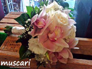 bouquet de novia clásico con orquídeas
