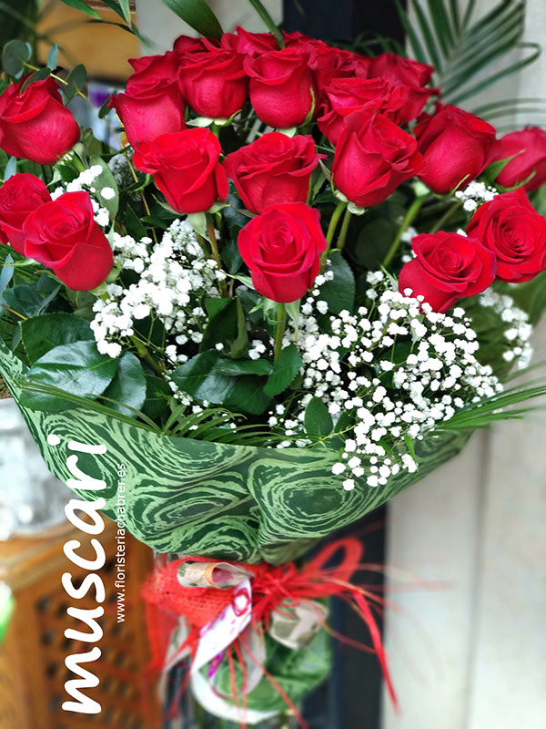 Ramo de rosas rojas - Muscari Floristería Chabrera