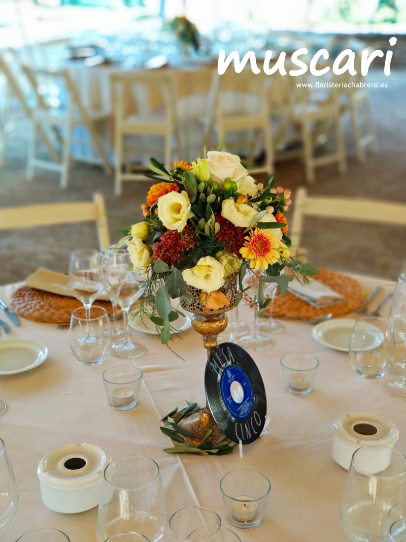 arreglos-florales-boda-centro-mesa Ramo de novia vintage de astilbe, aster y tonos africanos