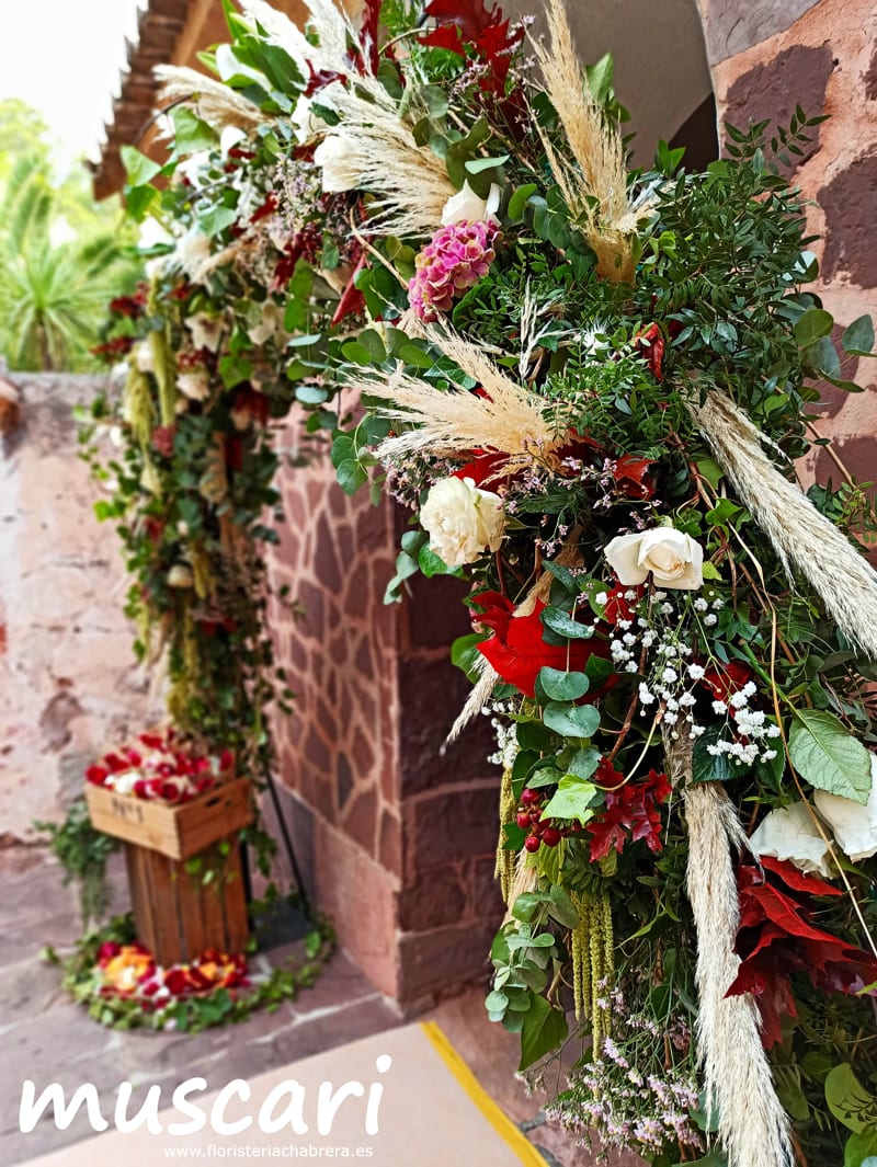 decoracion-flores-exterior-iglesia-boda-castellon Bouquet de rosas pitiminí con aspidistra variegata
