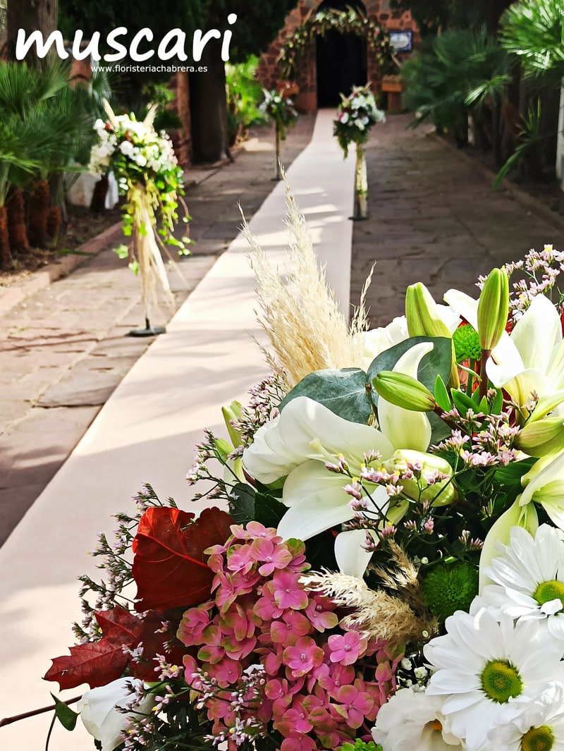 decoracion-flores-iglesia-boda-castellon Ramo de novia vintage con astilbe rosa y rosas de pitiminí